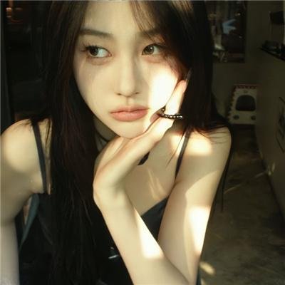红绒花海报